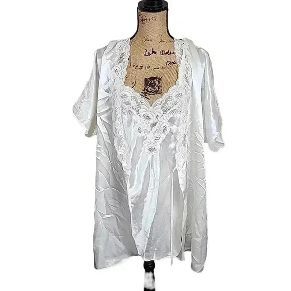 Beautiful lace and pearl Vintage Satin Robe & Chemise Set. Size Medium/small - Picture 1 of 14